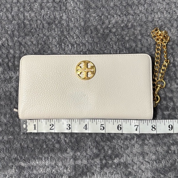 Tory Burch Chelsea Pebbled Leather Wristlet wallet Cream with Gold Accent - Picture 7 of 9